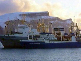 Пятые сутки в районе Шпицбергена продолжается противостояние двух российских рыболовных судов и кораблей норвежской береговой охраны