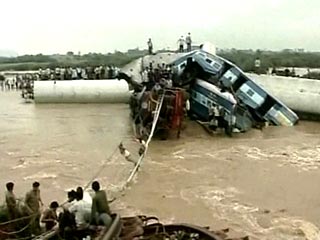 Число жертв железнодорожной аварии в индийском штате Андхра-Прадеш возросло до 150 человек, сообщает агентство UNI со ссылкой на руководство министерства железнодорожного транспорта