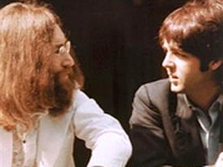 Белый костюм, в котором Джон Леннон запечатлен на знаменитой обложке альбома "Abbey Road", продан с аукциона Julien's Auctions за 118 тыс. долларов