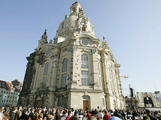 Десятки тысяч людей собрались на церемонию освящения самой знаменитой церкви Дрездена Фрауенкирхе