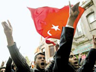 В минувшую пятницу от 150 до 200 демонстрантов размахивали турецкими флагами