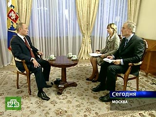 Президент России Владимир Путин заявил в понедельник в интервью иностранным журналистам, что не будет пытаться оставаться на третий срок в 2008 году, но пообещал, что не допустит дестабилизации в России после выборов