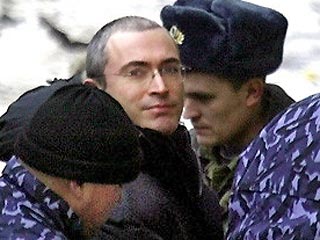 Михаила Ходорковского, отбывающего наказание в колонии города Краснокаменска, на зоне приняли хорошо, по "понятиям", и положили на нижнюю койку как достойного человека