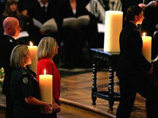 Во время церемонии четыре человека пронесли к алтарю свечи с названиями четырех мест, где  произошли взрывы