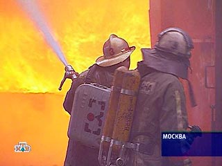 В тушении огня принимает участие свыше 15-ти пожарных экипажей управлений ГПС Москвы и Подмосковья. Сведений о пострадавших не поступало