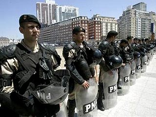 В Аргентине 70 полицейских, охраняющие гостей "Саммита Америк", отравились лазаньей