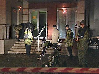 На северо-западе Москвы из-за угрозы взрыва эвакуированы жители дома на улице Берзарина. В подъезде дома обнаружен предмет, напоминающий взрывное устройство