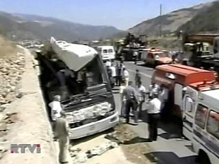 В турецкой курортной провинции Анталья в четверг вечером попал в аварию автобус с иностранцами. По предварительным данным, один человек погиб, 34, в основном зарубежные туристы, пострадали