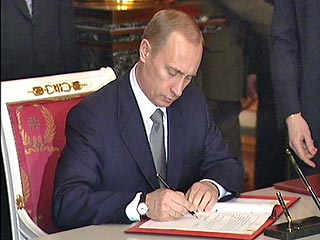 Владимир Путин в субботу подписал три закона