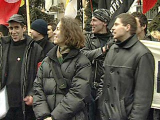 Митинг в поддержку 39 нацболов, которых обвиняют в захвате общественной приемной президента России, прошел в столице. Пикетчики считают, что активистов НБП незаконно содержат под стражей, сообщает "Эхо Москвы".