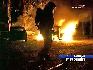 В различных регионах и городах Франции в субботу вечером возобновились поджоги автомобилей и общественных зданий
