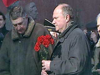 Лидер Коммунистической партии Российской Федерации Геннадий Зюганов, а также депутаты от фракции КПРФ в воскресенье возложили венок и цветы к мавзолею Ленина