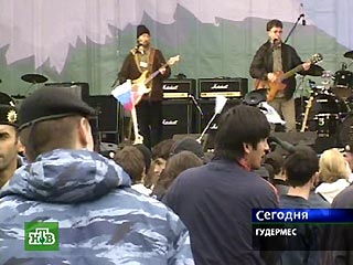 В Гудермесе в понедельник на стадионе "Локомотив" стартовал рок-фестиваль "Феникс"