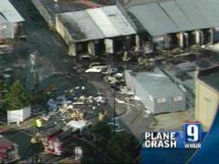 В США во вторник грузовой самолет зацепился за крышу одного из супермаркетов сети Wal-Mart в городе Манчестер (штат Нью-Гемпшир) и рухнул на здание