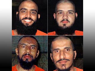Четверо арабских пленников, включая высокопоставленного члена "Аль-Каиды", сумели проскользнуть через тройное кольцо безопасности вокруг американской тюрьмы в Афганистане и сбежать