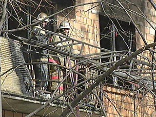 По словам представителя пресс-службы, в понедельник вечером в Приозерске в пятиэтажном четырехподъездном 70-квартирном кирпичном жилом доме произошел взрыв газового баллона в квартире, расположенной на четвертом этаже