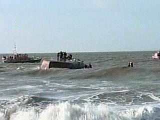 Взрыв произошел во вторник утром, когда два патрульных катера остановили для досмотра неизвестное грузовое судно, направлявшееся в порт