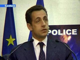 Начаты десять судебных процедур по высылке из страны иностранных граждан, участвовавших в беспорядках, сообщил министр внутренних дел Франции Николя Саркози на заседании Национальной ассамблеи