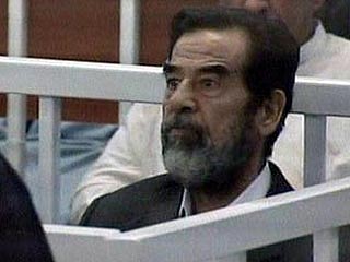 Саддама Хусейна избили прямо в зале суда