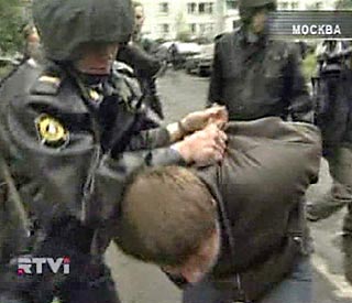 Сотрудники милиции задержали в Москве подозреваемых в угоне автомобиля, у которых изъяты предположительно поддельные удостоверения оперативников министерства юстиции и два пистолета