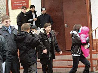 В Люблинском суде по уголовным делам в понедельник состоялось первое заседание по скандальному делу 11-летней мамы Вали Исаевой, которая 8 июля родила дочь от 22-летнего гастарбайтера Хабибулы, пишет "Комсомольская правда"
