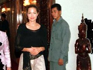 Голливудская звезда Анджелина Джоли получила паспорт Камбоджи, став таким образом полноправным гражданином этой страны