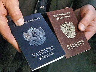 Цвета обложек паспортов нового образца остаются прежними. Обложка паспорта гражданина РФ имеет темно-красный цвет, обложка диппаспорта - зеленый и обложка служебного паспорта - темно-синий