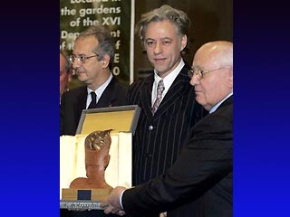 Бобу Гелдофу вручили престижную награду "Человек мира - 2005"