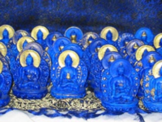 По буддийской традиции, при строительстве храма в его основание закладываются многие ритуальные предметы, реликвии и драгоценности, в том числе и "цаца"