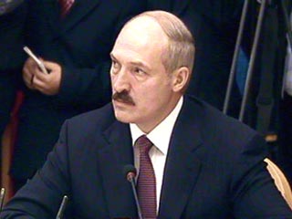 Лукашенко заявил, что Запад пытается предложить ему деньги за отказ от участия в выборах