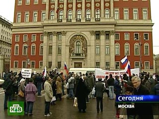 Антифашистский пикет у московской мэрии разогнан ОМОНом