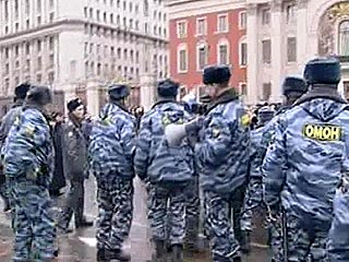 российская милиция разгоняет демократов, пока националисты разжигают антииммигрантские настроения