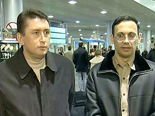 Бывший майор госохраны Украины Николай Мельниченко и бывший народный депутат Александр Ельяшкевич в среду вечером прибыли в Киев