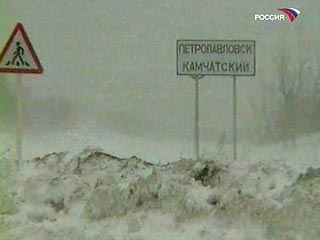 В Петропавловске-Камчатском объявлена чрезвычайная ситуация в связи с сильнейшим ураганом, накрывшим город