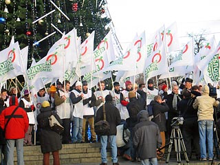 Активисты партии "Яблоко" провели в пятницу на Пушкинской площади в Москве митинг "За выборы мэра"
