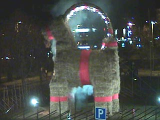 В субботу вечером в Швеции хулиганы в очередной раз сожгли гигантского рождественского козла