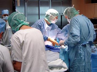 Изабель Динуар, которой также 38 лет и которая уже вошла в историю медицины как первый реципиент трансплантата лица, выразила благодарность семье донора за то, что они позволили сделать эту операцию
