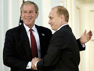 NYT: Пока Буш распространял демократию на Ближнем Востоке, Путин медленно душил молодую демократию России