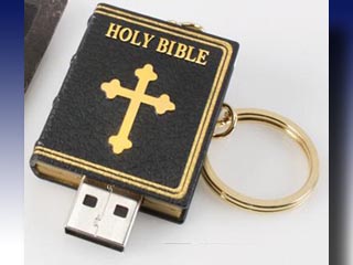 Жаждущие читать Священное Писание через компьютер получили настоящий рождественский подарок &#8211; Библию-USB