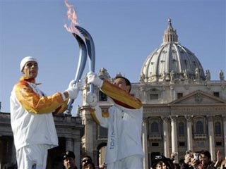 Факел, зажженный сегодня утром в Квиринальском дворце президентом Италии, был затем доставлен в Ватикан