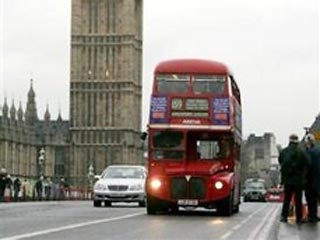 В британской столице знаменитые "Рутмастеры" (Routemaster) - красные двухэтажные автобусы с открытой подножкой исчезают с 9 декабря с регулярных городских маршрутов