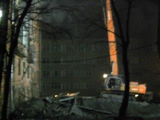 Вечер 9 декабря 2005 - идут работы по сносу пострадавших конструкций, будет ли восстановление дома пока не известно