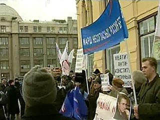 В 2 часа дня около памятника героям Плевны собрались члены Объединенного гражданского фронта, которые стали организаторами акции, а также представители других демократических сил