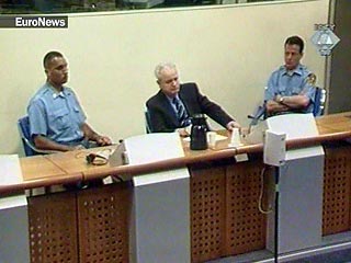 Бывший президент Югославии Слободан Милошевич обратился в понедельник к суду Гаагского трибунала с просьбой отправить его в Москву для проведения медицинского осмотра во время новогодней паузы