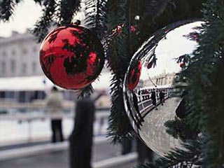 Шерри Блэр и дети из неимущих семей зажгли огни рождественской ели в Лондоне