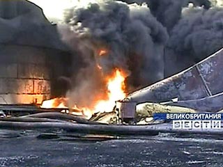 В Великобритании уже третьи сутки не удается потушить пожар на нефтяной базе в "Бансфилд" в английском графстве Хертфордшир к северу от Лондона