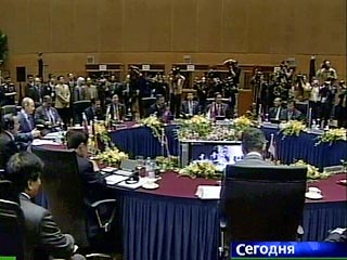 Россия и АСЕАН по итогам первой встречи на высшем уровне в Куала-Лумпуре приняли совместную декларацию и комплексную программу действий по развитию сотрудничества на 2005-2015 годы. Стороны договорились проводить регулярные саммиты РФ-АСЕАН