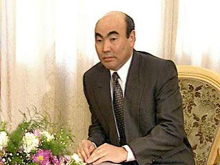 Экс-президент Киргизии Аскар Акаев, вынужденный сложить президентские полномочия в марте уходящего года под давлением народных выступлений в республике, продолжает свою научную карьеру в Москве