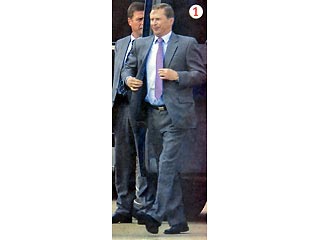 Министр обороны Сергей Иванов всегда подтянут, но одет безвкусно: короткий галстук, на пиджаке очень большие подплечники. Сейчас их специально делают максимально близко к естественным формам