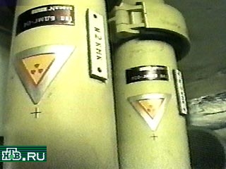 Представители Министерства по атомной энергии заявляют о ядерной безопасности затонувшей подлодки "Курск". Ведущие эксперты Минатома констатируют, что реактор заглушен, и в контуре реактора разрушений нет.